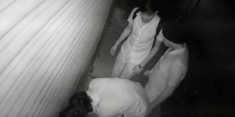 CCTV Footage Captures Burglars Robbing 5 Shops in Malli Galli, Azad Galli, Pangul Galli and Shani Mandir area.