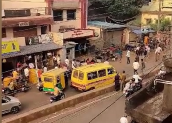 Army man brutally attacked by a mob in Ganeshpur, Belgaum, video goes viral
