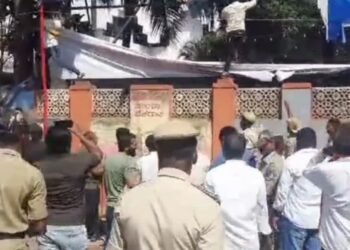 KRV activists tear down non-kannada banners in Chennamma Circle