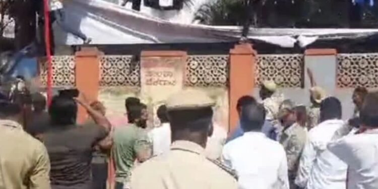 KRV activists tear down non-kannada banners in Chennamma Circle