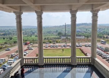 MLAs arriving early at Suvarna Vidhana Soudha to receive gifts