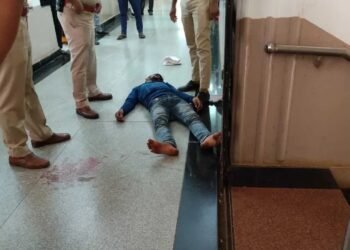 Young man attempts suicide by consuming phenyl at Belgaum DC office