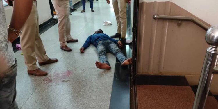 Young man attempts suicide by consuming phenyl at Belgaum DC office