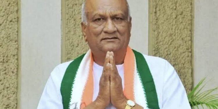 Election Commission issues notice to Raju Kage for breaching code of conduct