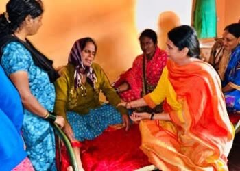 Minister Lakshmi Hebbalkar consoles family of Navage fire accident victim, offers support