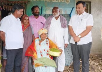 Elderly woman hosts lunch for 200 women using Gruha Lakshmi scheme savings