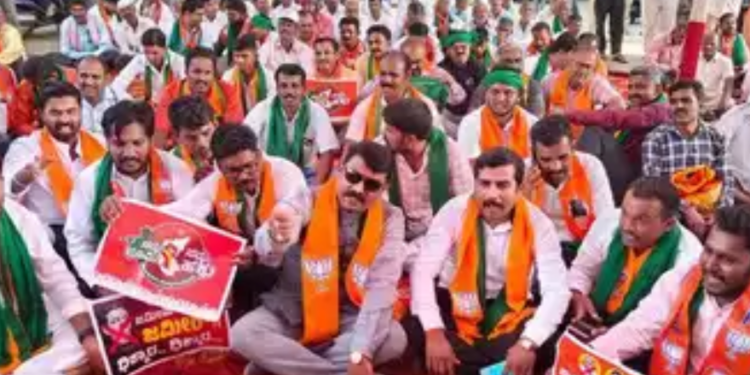 BJP stages protests in Belagavi, Chikodi over waqf board notices
