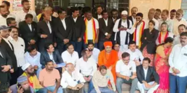 Gokak Zilla Horata Samiti Leads rally urging district formation