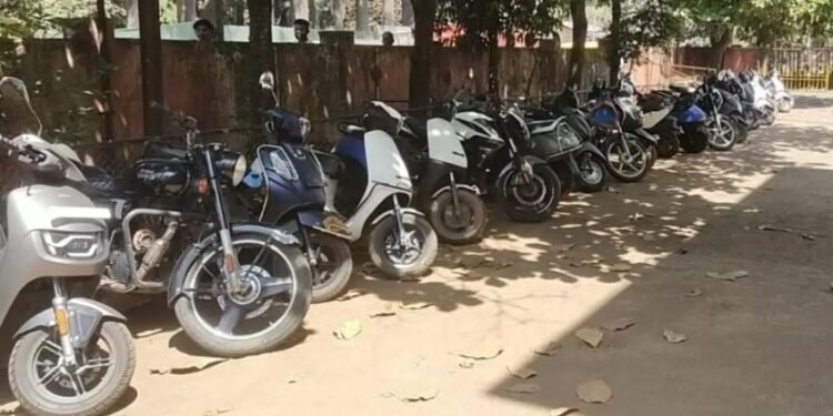Belagavi traffic police collect ₹63,000 in drive against fancy and missing plates; 126 two-wheelers penalised