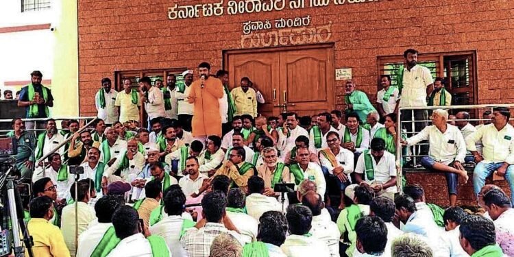Farmers in Gurlapure vow state-wide bandh if CM's meeting on sugarcane price fails