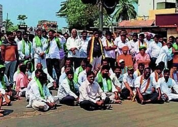 Farmers Stage Sit-in at Ghataprabha Roundabout to Demand MSP for Sugarcane