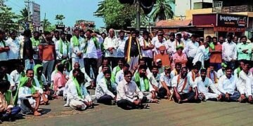 Farmers Stage Sit-in at Ghataprabha Roundabout to Demand MSP for Sugarcane