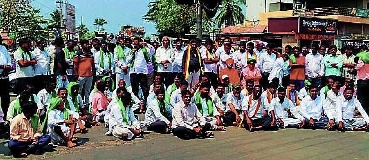 Farmers Stage Sit-in at Ghataprabha Roundabout to Demand MSP for Sugarcane