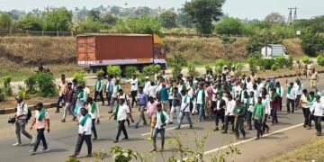 Karnataka farmers pledge to end march if Centre meets sugarcane price demands