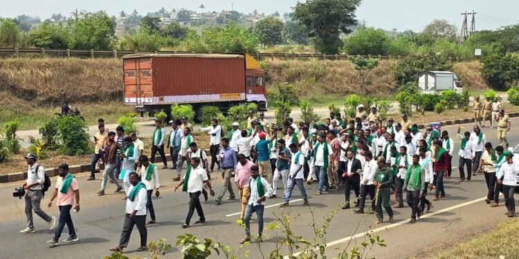 Karnataka farmers pledge to end march if Centre meets sugarcane price demands