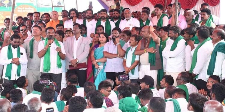 Mudalgi farmers' assembly to set next protest steps after pricing talks stall