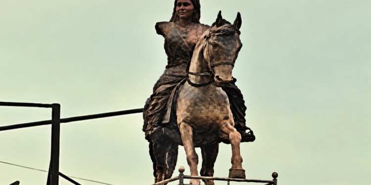 Right arm of Queen Channamma statue breaks off in Kittur
