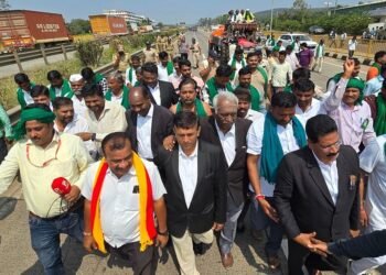 Sugarcane farmers march to Hubballi, reject wait for committee report