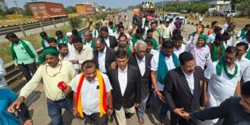 Sugarcane farmers march to Hubballi, reject wait for committee report
